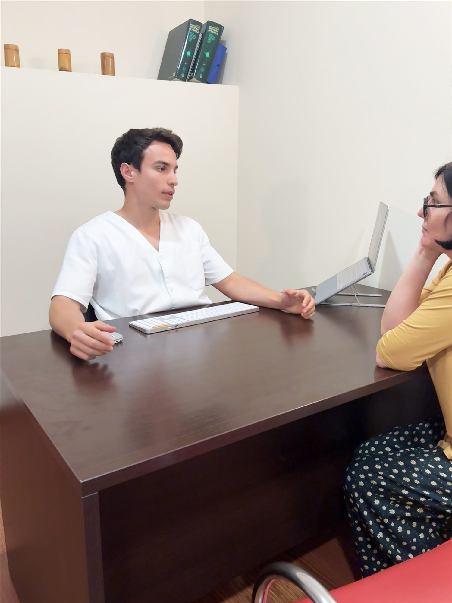 Oriol Ferrer en una consulta de nutrición